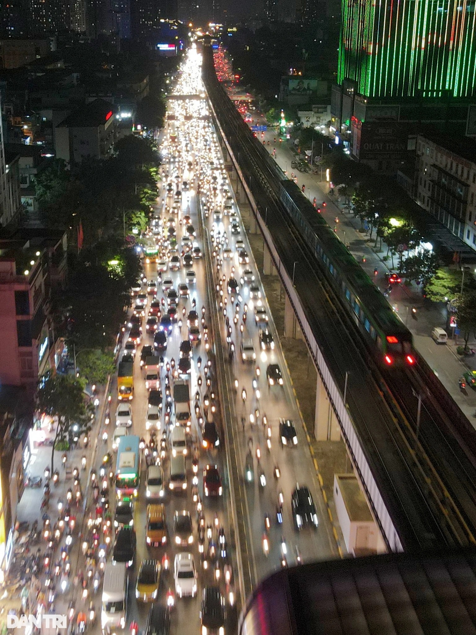 Giờ cao điểm: Tàu Cát Linh - Hà Đông kín khách, trục Nguyễn Trãi vẫn ùn tắc - 14