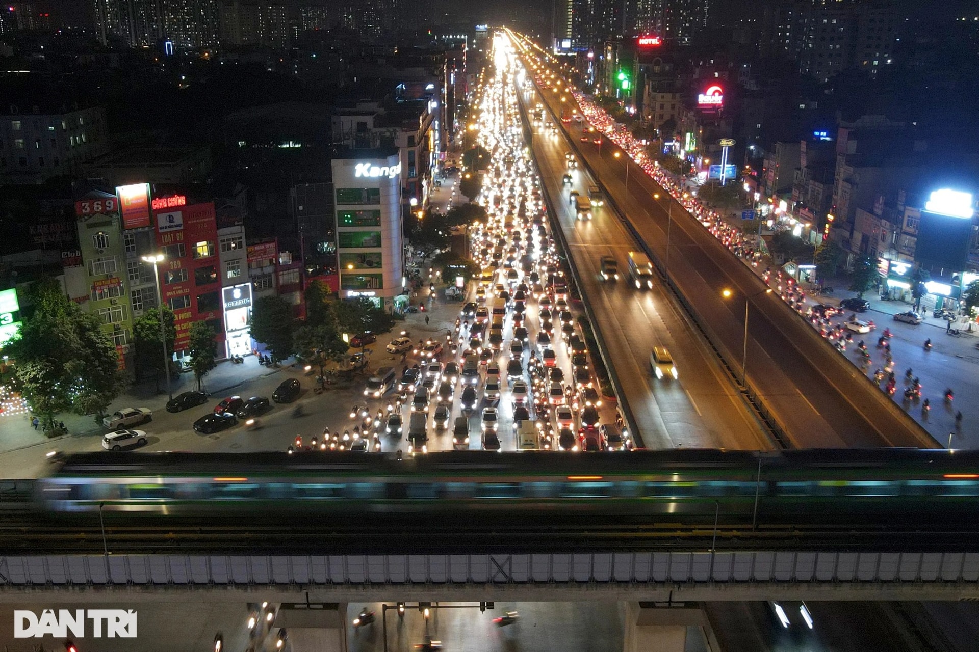 Giờ cao điểm: Tàu Cát Linh - Hà Đông kín khách, trục Nguyễn Trãi vẫn ùn tắc - 16