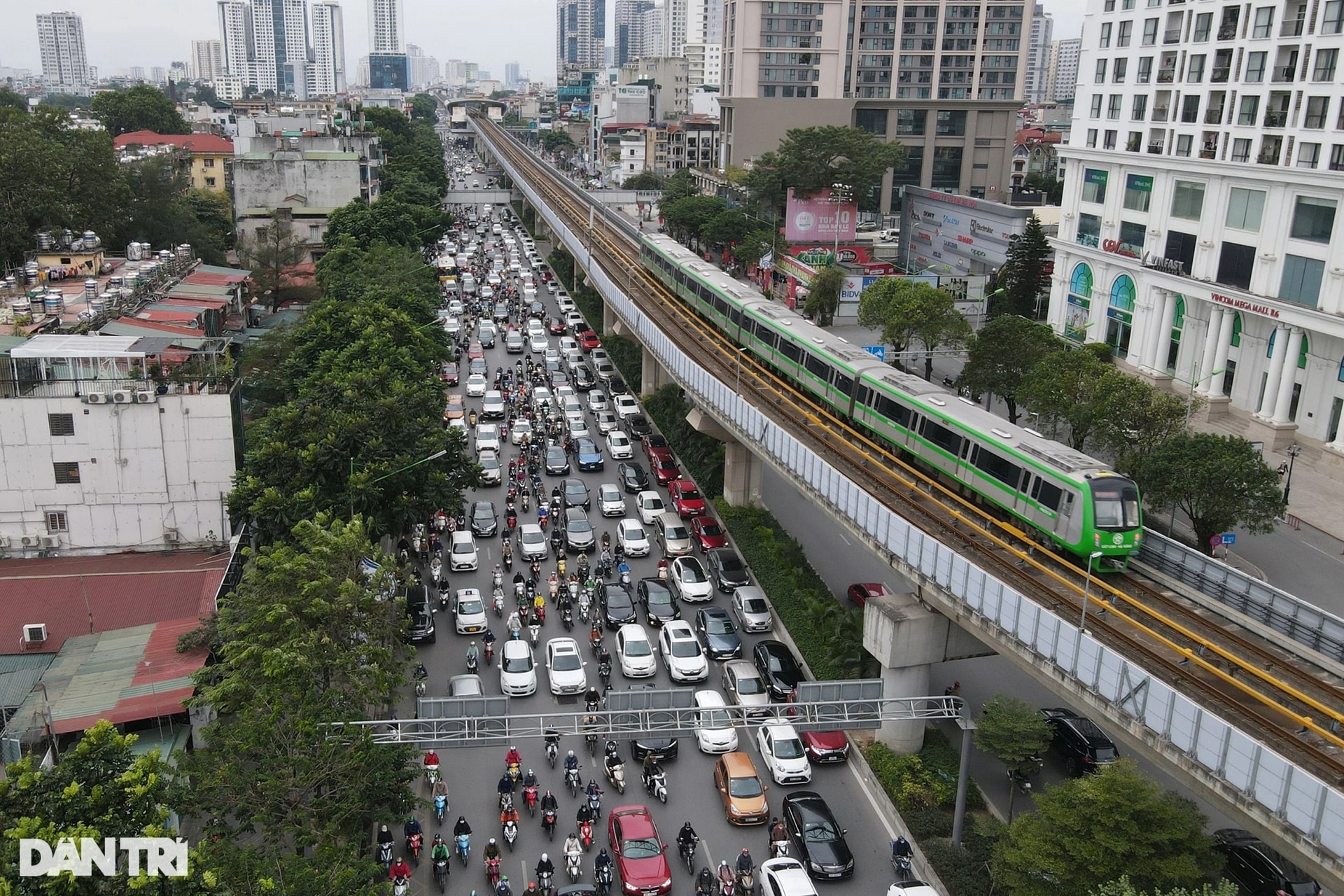 Giờ cao điểm: Tàu Cát Linh - Hà Đông kín khách, trục Nguyễn Trãi vẫn ùn tắc - 6