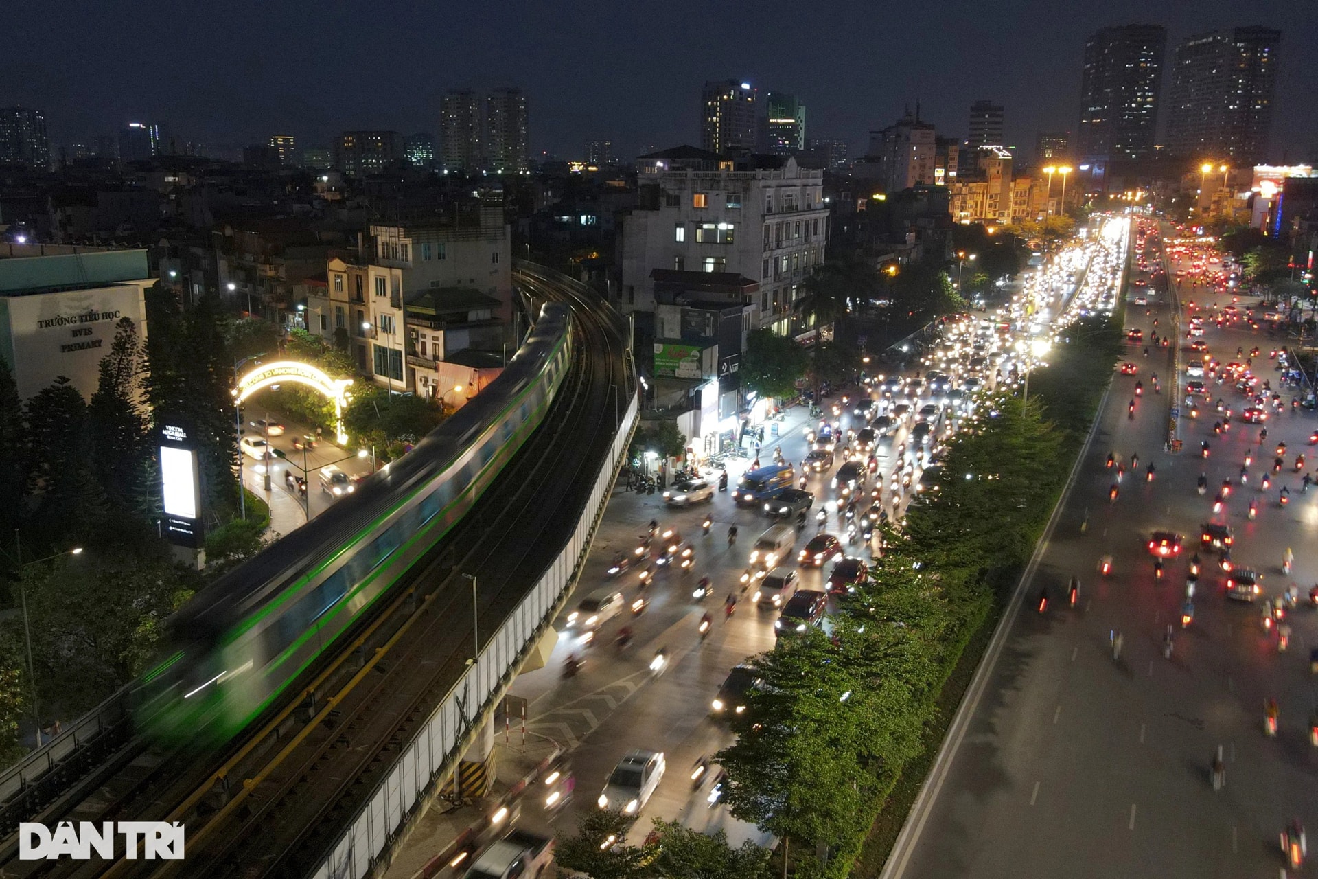 Giờ cao điểm: Tàu Cát Linh - Hà Đông kín khách, trục Nguyễn Trãi vẫn ùn tắc - 11