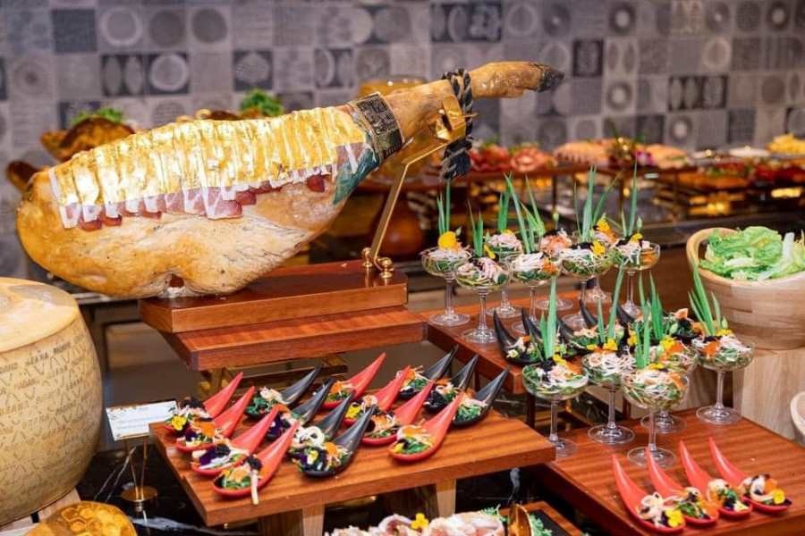 Ồ ạt tung voucher buffet khách sạn 5 sao, từ trăm ngàn tới vài triệu cho thực đơn tôm hùm