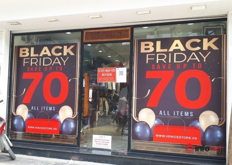 Mua sắm ngày Black Friday 2021: Khách muốn mua áo váy mùa đông lại giảm giá mạnh hàng hè, trái ngược ở cửa hàng quần áo với giày dép