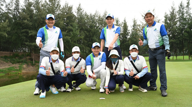 Golfer Đỗ Thành Chinh (ngồi) và các golfer trong nhóm đấu ngày 26/11