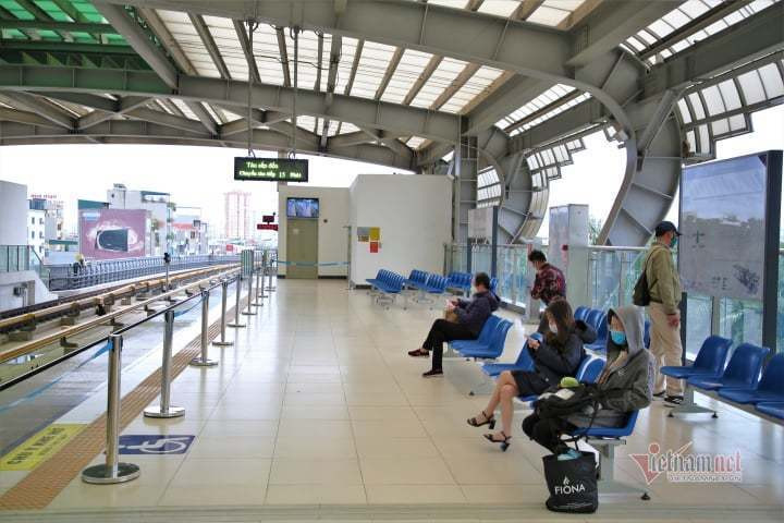 Nhiều người bỏ xe cá nhân, mua vé tháng đi tàu điện Cát Linh - Hà Đông