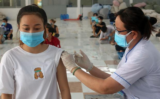 2 học sinh sốc phản vệ nặng sau tiêm vaccine Covid-19 ở Bắc Giang: Vì sao không dừng tiêm?-1