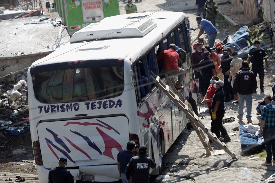 Hiện trường vụ tai nạn xe buýt tại Mexico khiến ít nhất 19 người thiệt mạng. (Nguồn: Reuters)