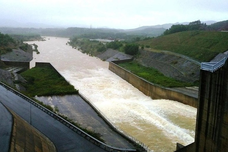 Ba hồ thủy điện đồng loạt điều tiết nước đón mưa lớn - 1