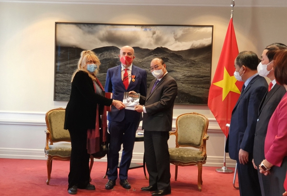 Chủ tịch nước xúc động nhận cuốn sách về Bác Hồ từ một dịch giả Italia - 1