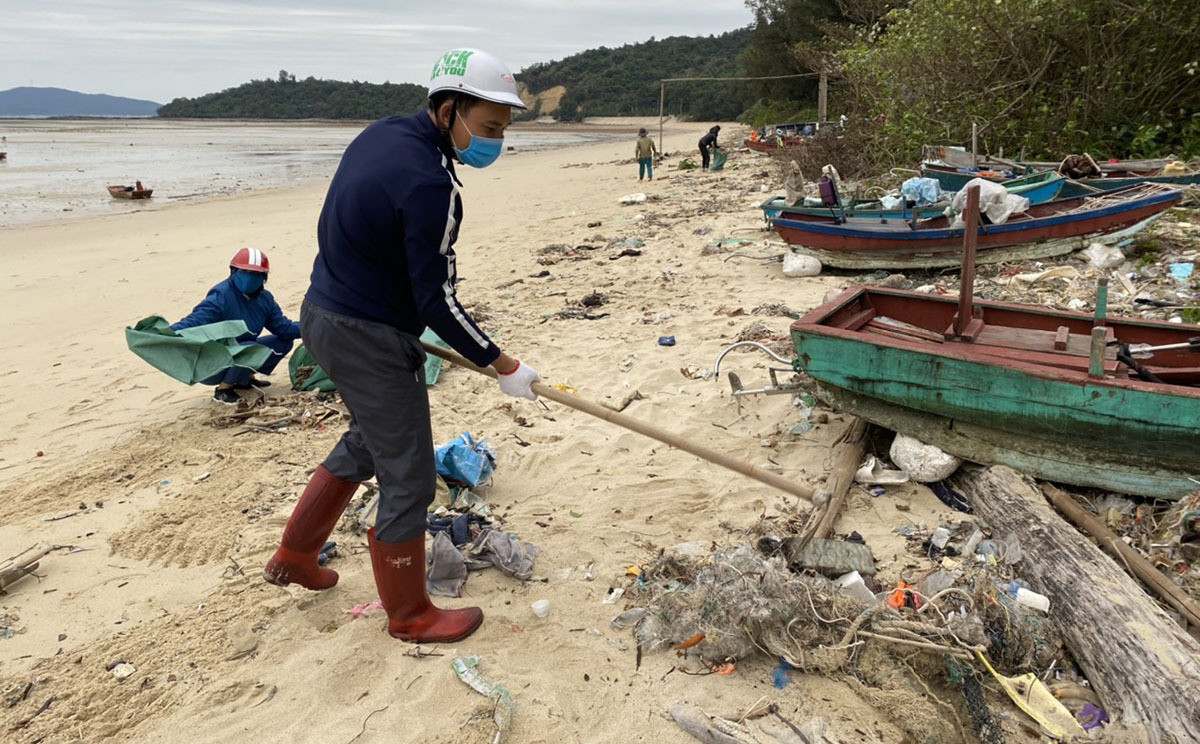 Bãi biển Cô Tô thơ mộng bị rác bủa vây tứ bề, xã đảo huy động tổng lực thu gom - 11