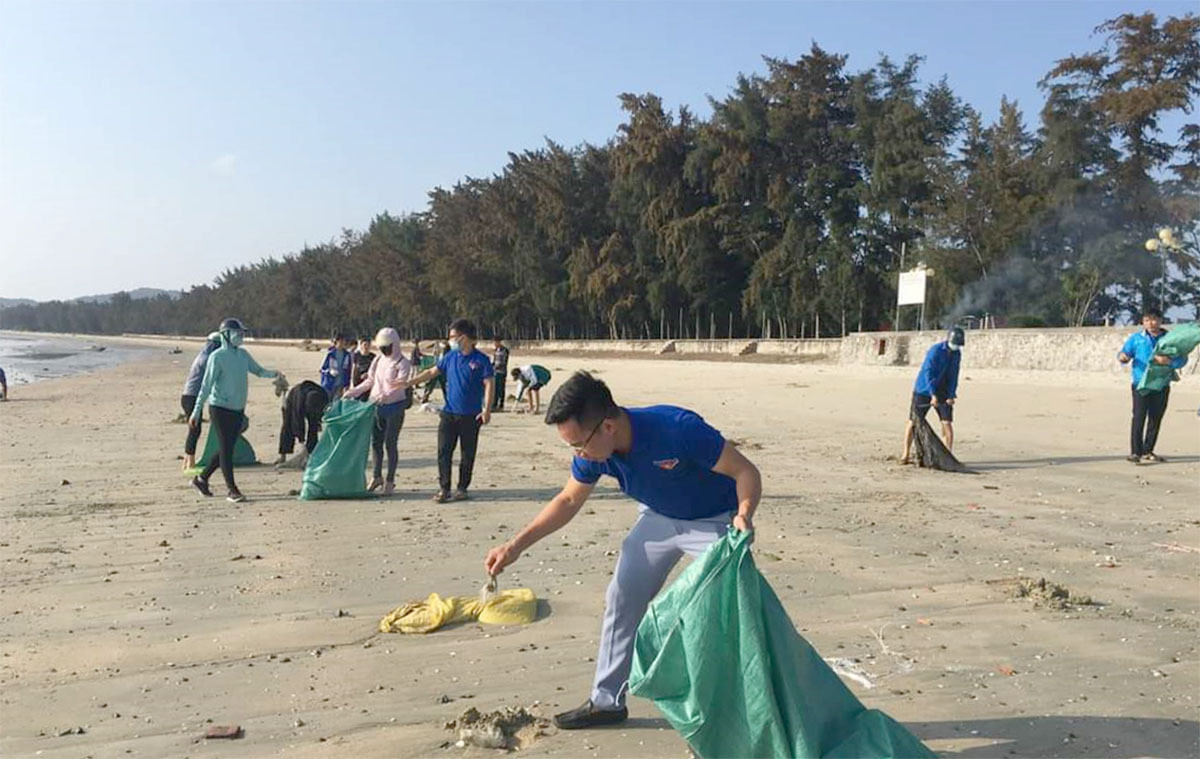 Bãi biển Cô Tô thơ mộng bị rác bủa vây tứ bề, xã đảo huy động tổng lực thu gom - 15