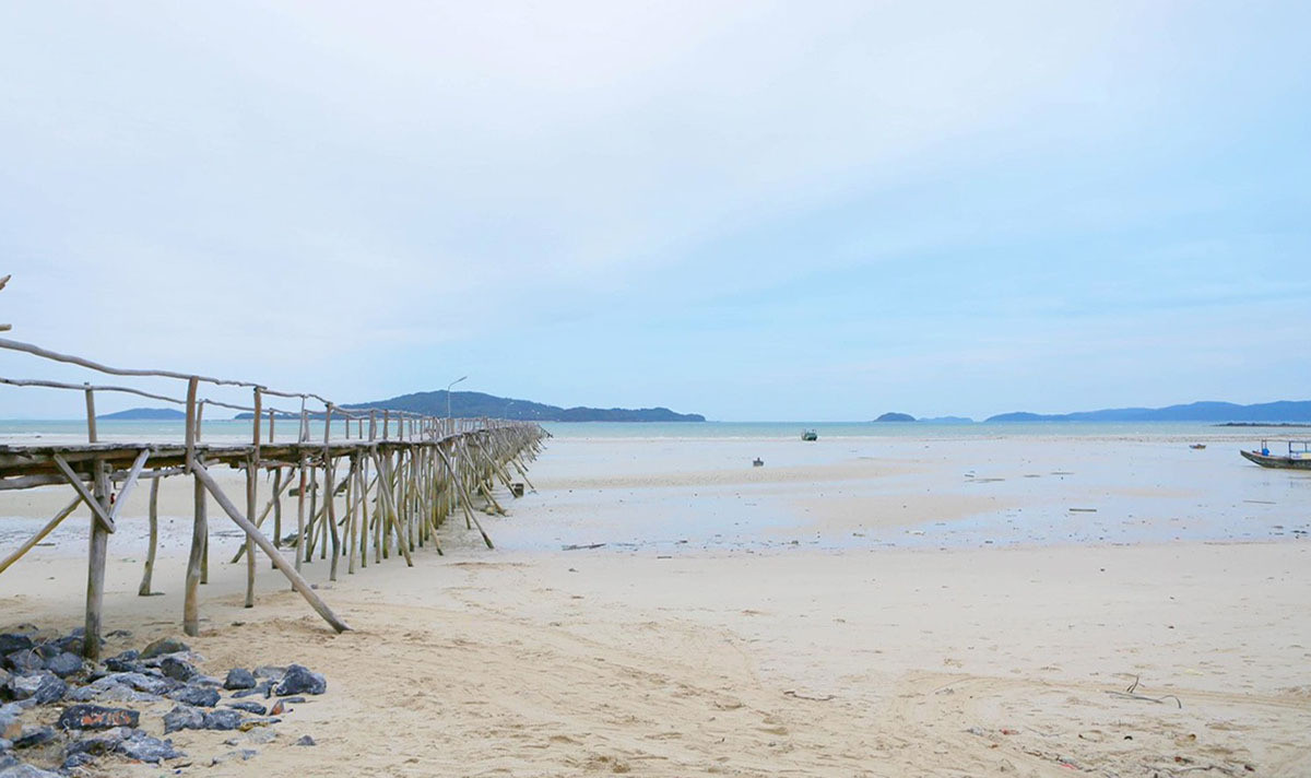Bãi biển Cô Tô thơ mộng bị rác bủa vây tứ bề, xã đảo huy động tổng lực thu gom - 16