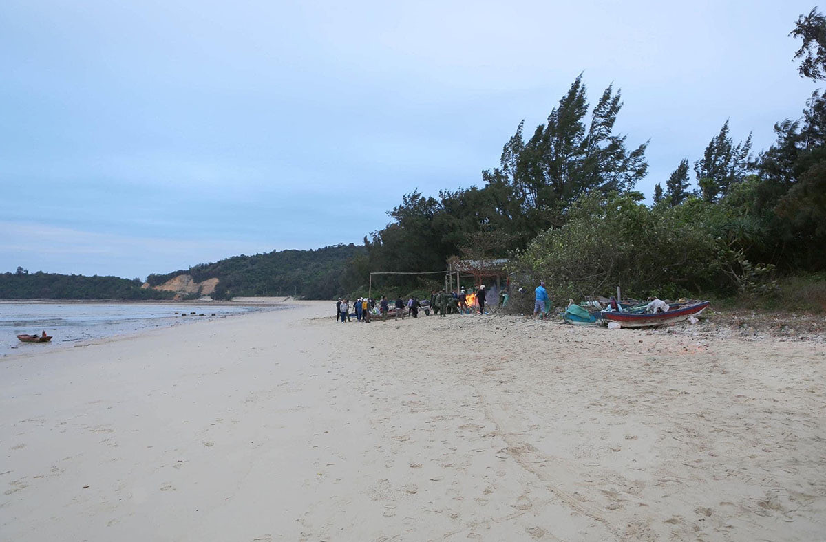 Bãi biển Cô Tô thơ mộng bị rác bủa vây tứ bề, xã đảo huy động tổng lực thu gom - 17