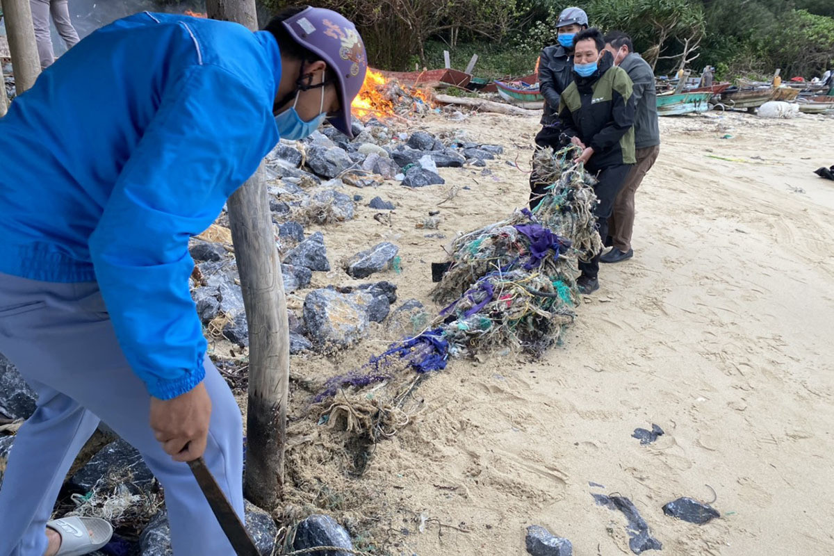 Bãi biển Cô Tô thơ mộng bị rác bủa vây tứ bề, xã đảo huy động tổng lực thu gom - 4