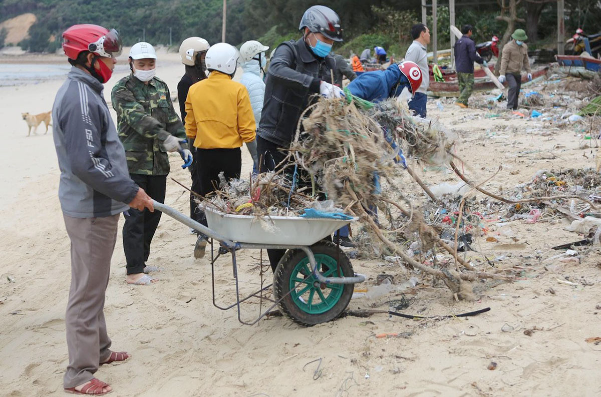 Bãi biển Cô Tô thơ mộng bị rác bủa vây tứ bề, xã đảo huy động tổng lực thu gom - 6