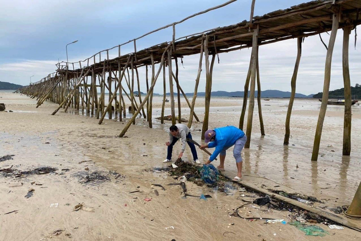 Bãi biển Cô Tô thơ mộng bị rác bủa vây tứ bề, xã đảo huy động tổng lực thu gom - 7