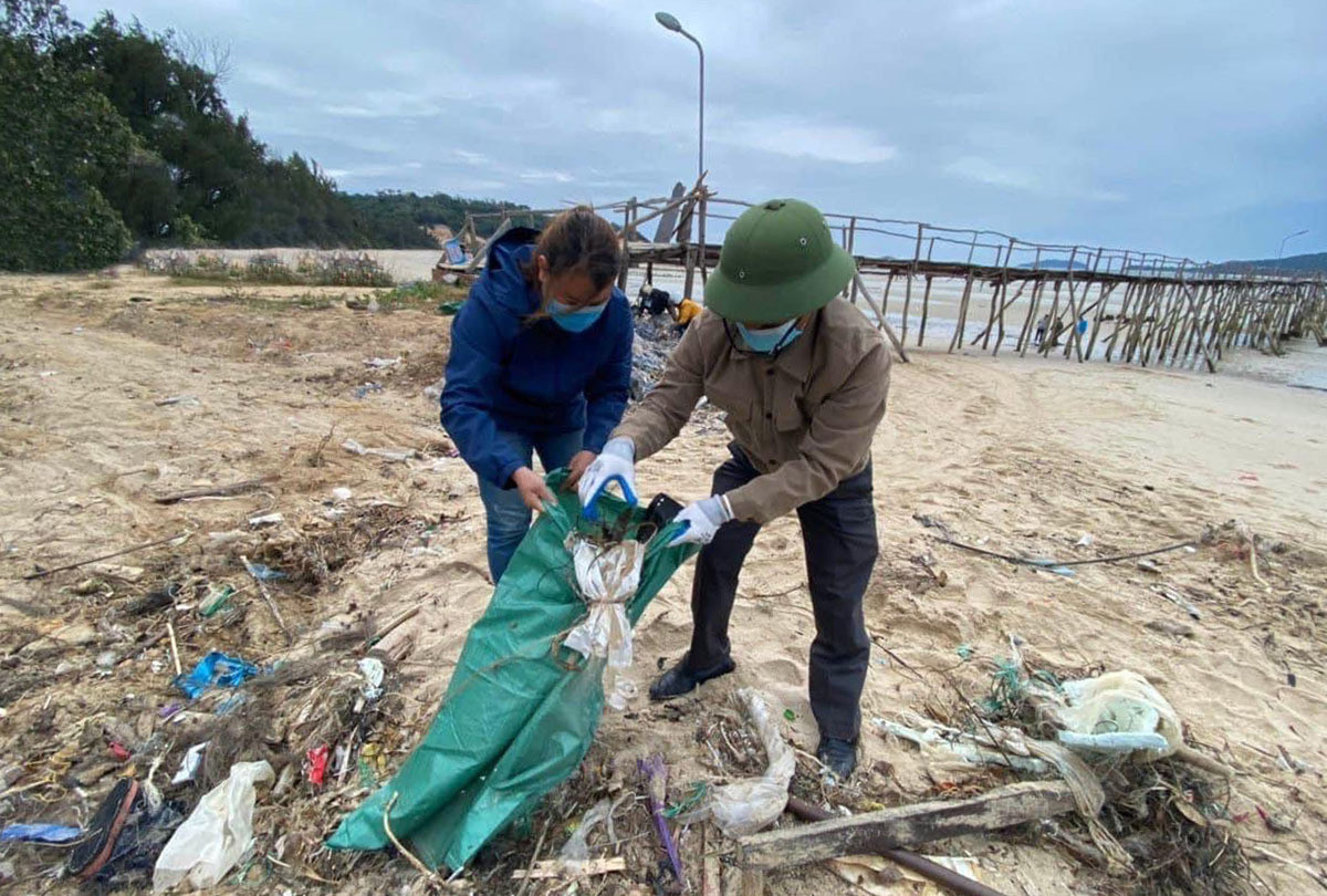 Bãi biển Cô Tô thơ mộng bị rác bủa vây tứ bề, xã đảo huy động tổng lực thu gom - 8