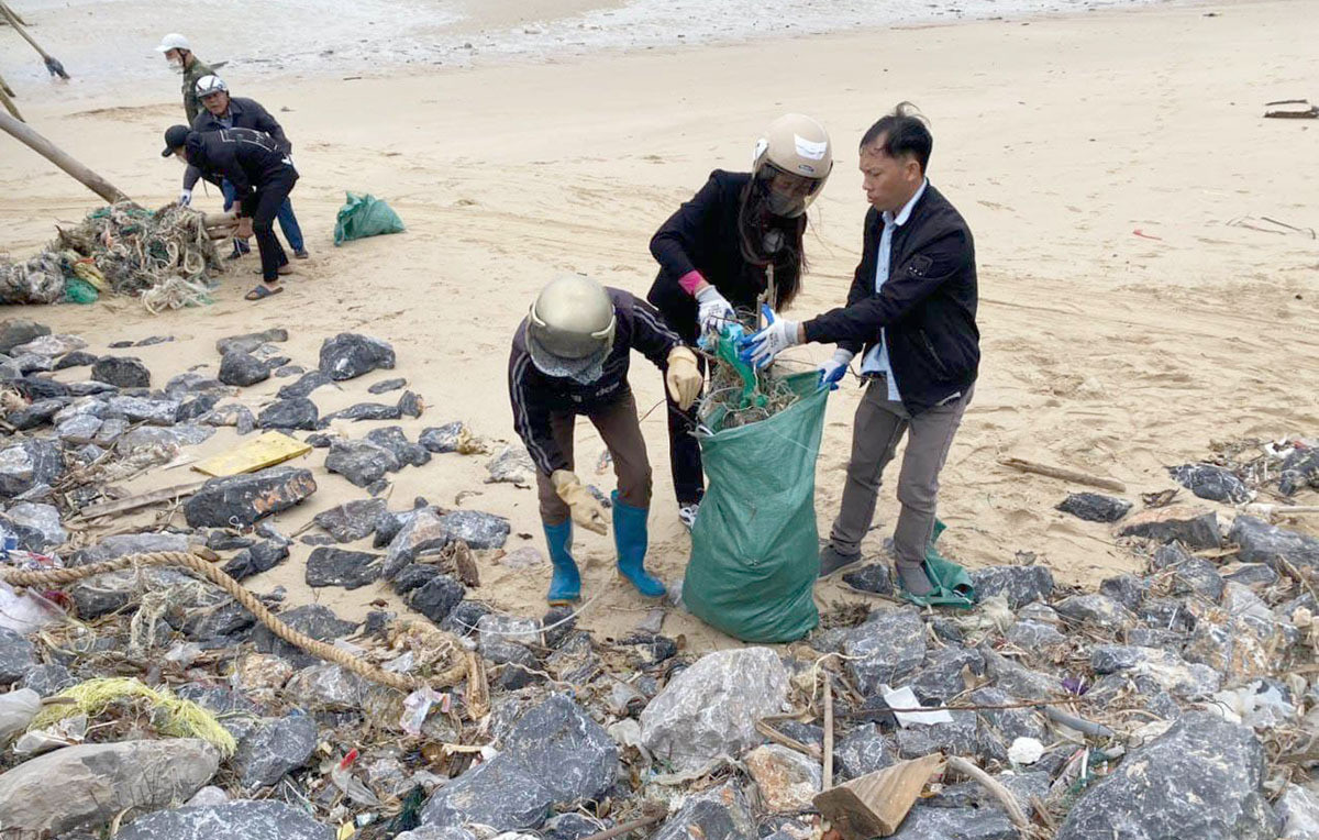 Bãi biển Cô Tô thơ mộng bị rác bủa vây tứ bề, xã đảo huy động tổng lực thu gom - 10