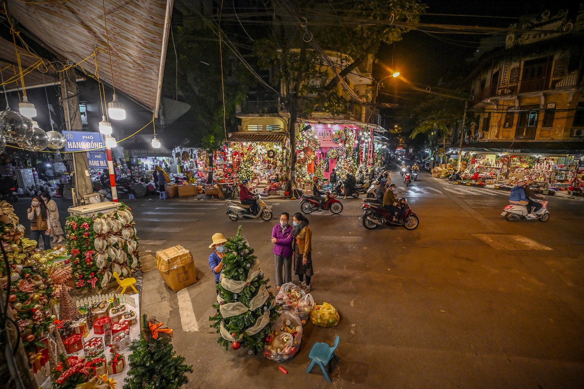 Cây thông 12 triệu đồng trên phố đồ chơi Noel Hà Nội - 6