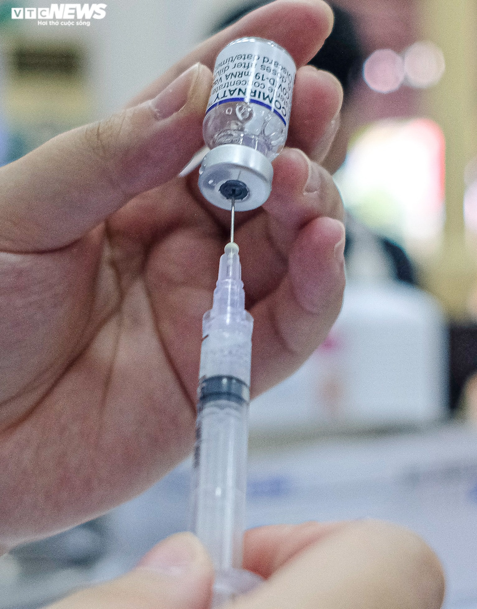 Hà Nội: Phụ huynh thấp thỏm đợi con tiêm vaccnie phòng COVID-19 - 7