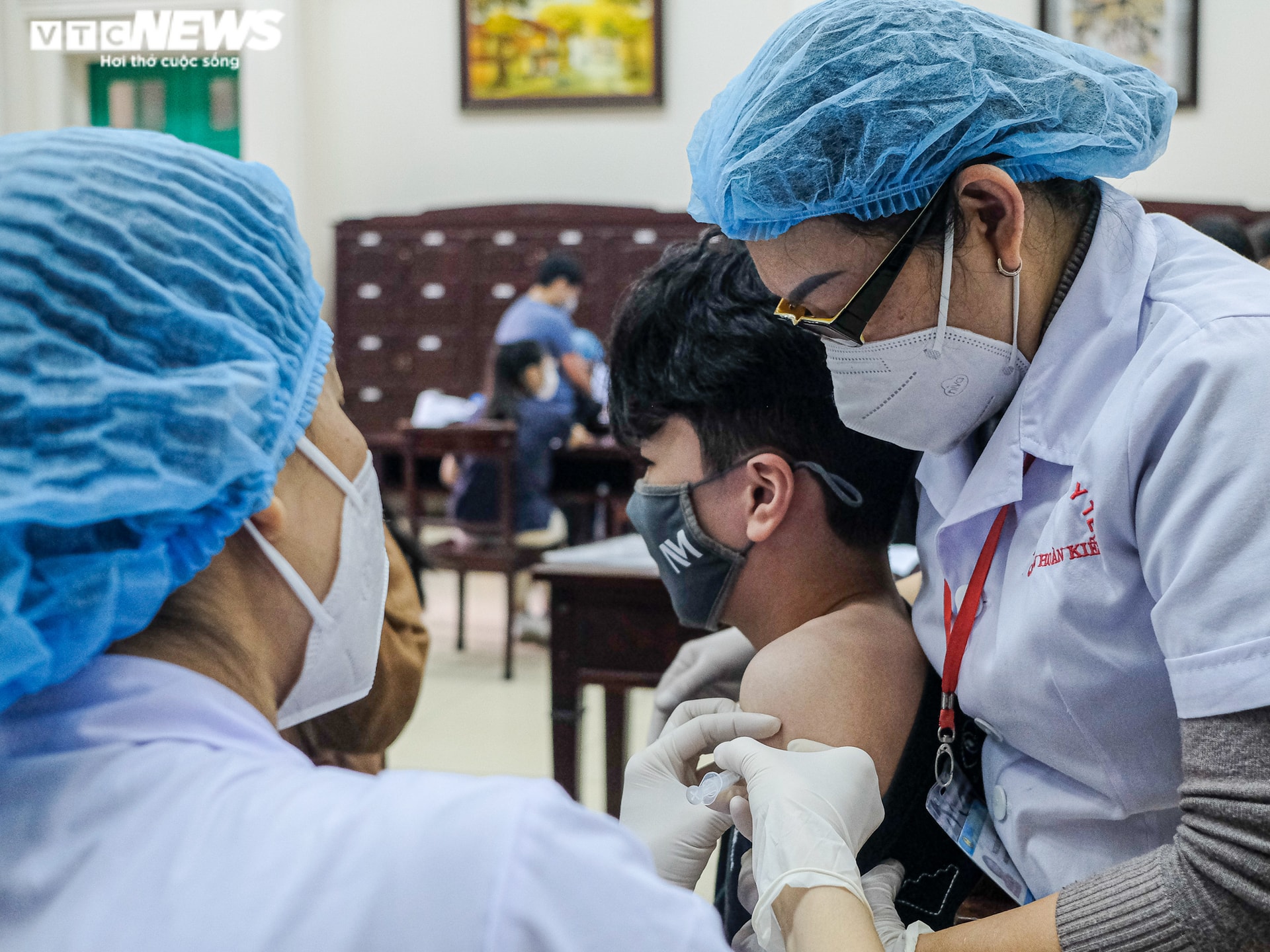 Hà Nội: Phụ huynh thấp thỏm đợi con tiêm vaccnie phòng COVID-19 - 10