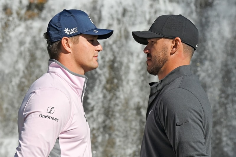 Bryson DeChambeau (trái) và Brooks Koepka tạo dáng chụp ảnh trong Capital One's The Match