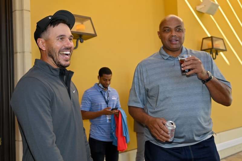 Brooks Koepka (trái) và Charles Barkley gặp nhau trong Capital One's The Match