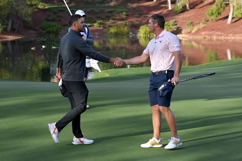 Brooks Koepka (trái) và Bryson DeChambeau bắt tay trên green thứ 9 sau khi Koepka thắng trận Capital One's The Match