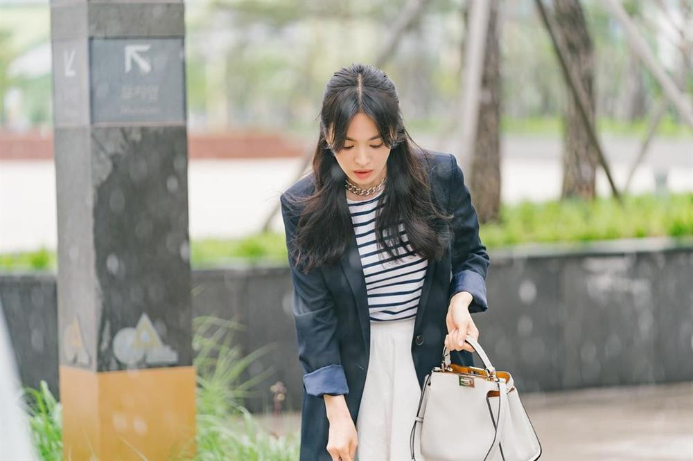 Fan sốt sình sịch với áo khoác Song Hye Kyo-9