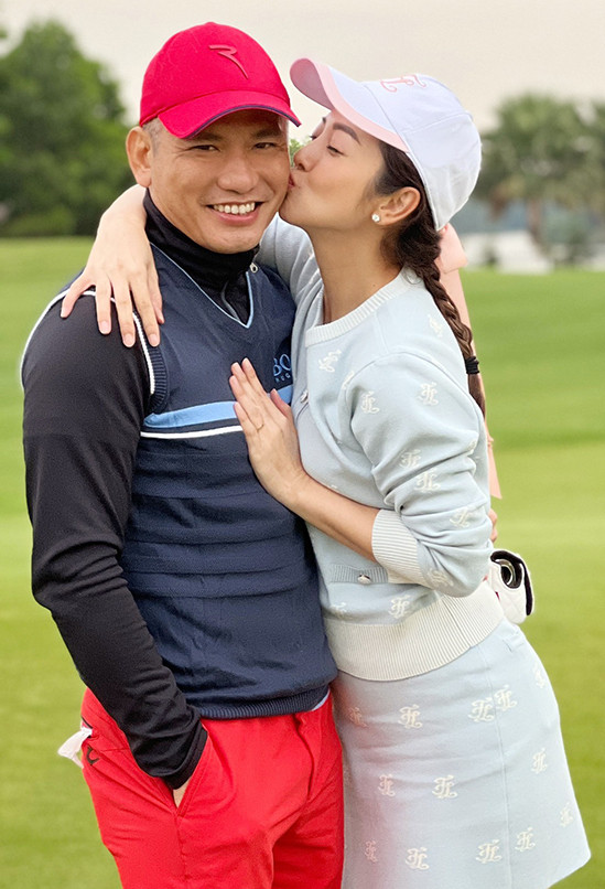 Jennifer Phạm hôn chồng đại gia giữa sân golf
