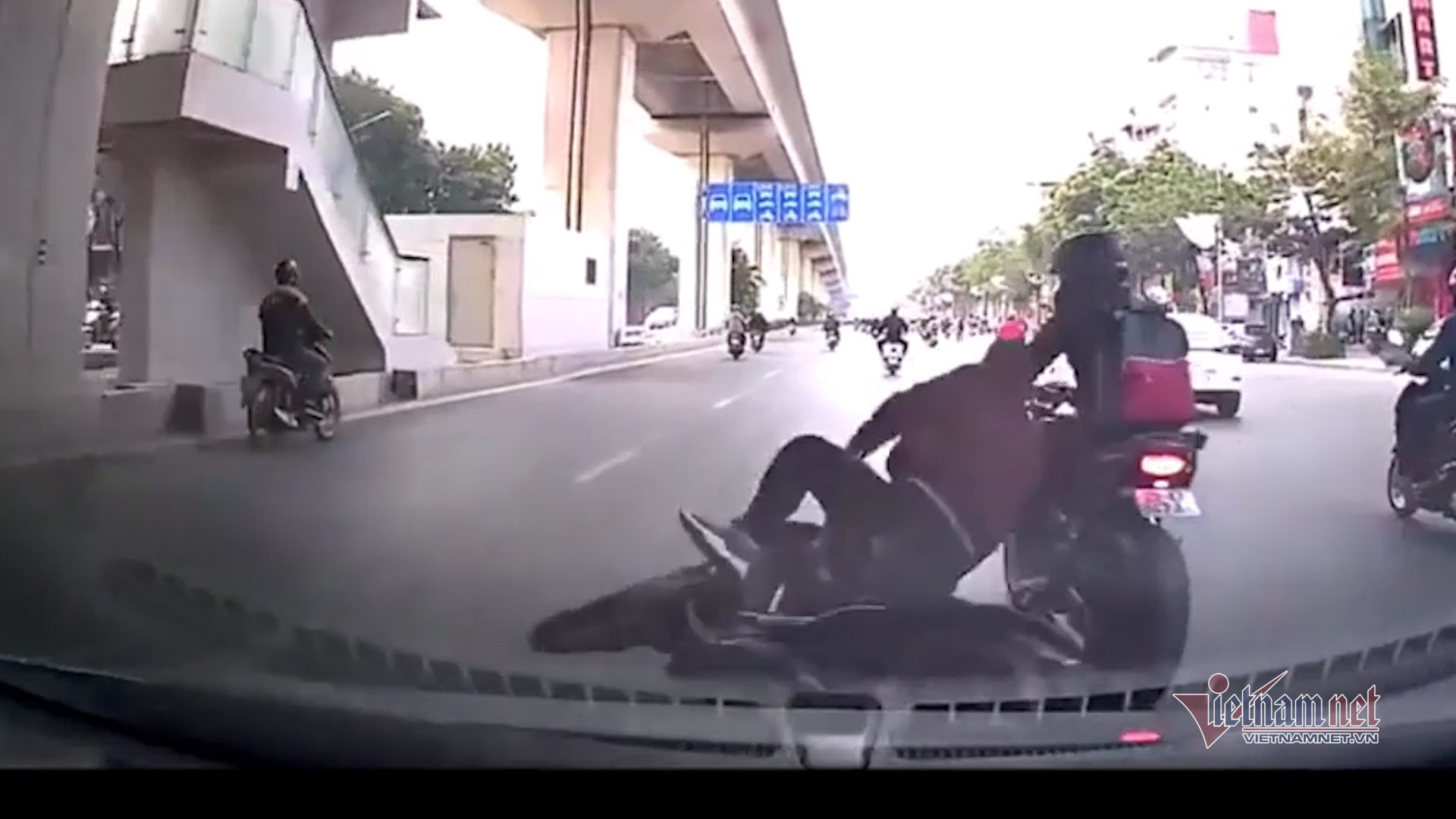 Thanh niên đi xe phân khối lớn ép ngã người đi đường rồi bỏ chạy ở Hà Nội