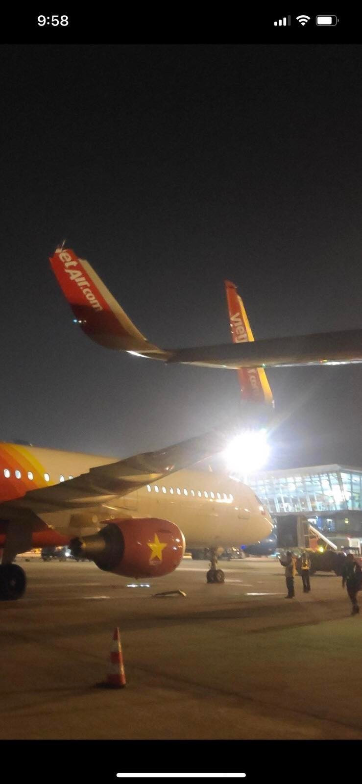 Hai máy bay va chạm ở Nội Bài, tịch thu bằng lái phi công