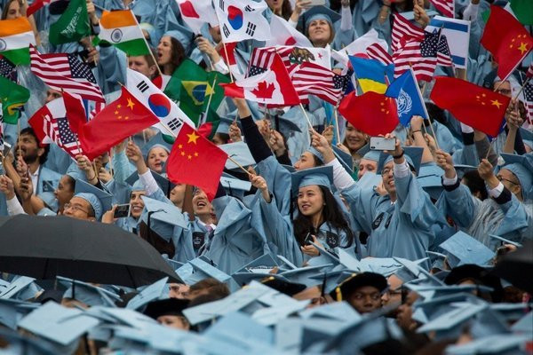 Trung Quốc: Người trẻ than phiền bằng cấp du học ngày càng 'mất giá' - 1