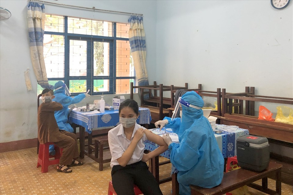 Triển khai tiêm vaccine COVID-19 cho học sinh tại thành phố Gia Nghĩa (tỉnh Đắk Nông). Ảnh: Bảo Lâm