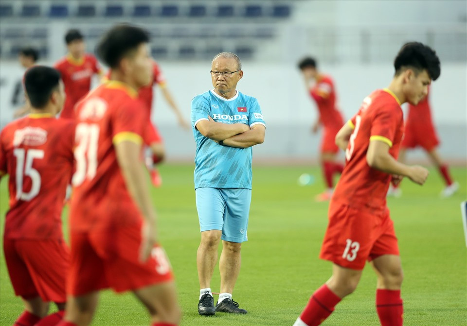 Huấn luyện viên Park hang-seo chăm chú quan sát và theo dõi quá trình tập luyện của đội tuyển Việt Nam để kịp thời điều chỉnh khi cầu thủ sai sót. Ảnh: VFF