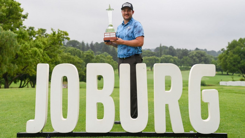 Thriston Lawrence nâng cúp Joburg Open