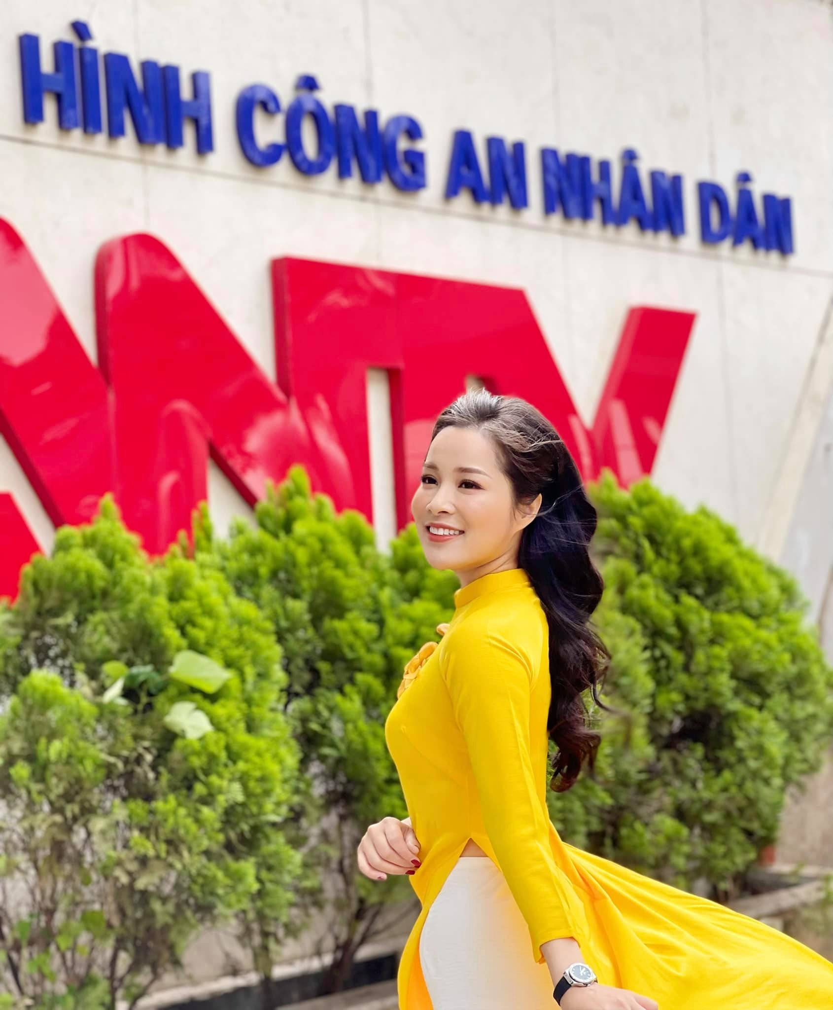 Kín đáo khi lên sóng, ngoài đời MC Minh Hương 'Vàng Anh' gợi cảm