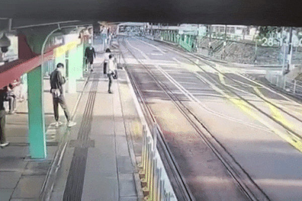 Clip: Gã đàn ông đẩy người đi bộ ngã nhào xuống đường ray tàu hỏa-1