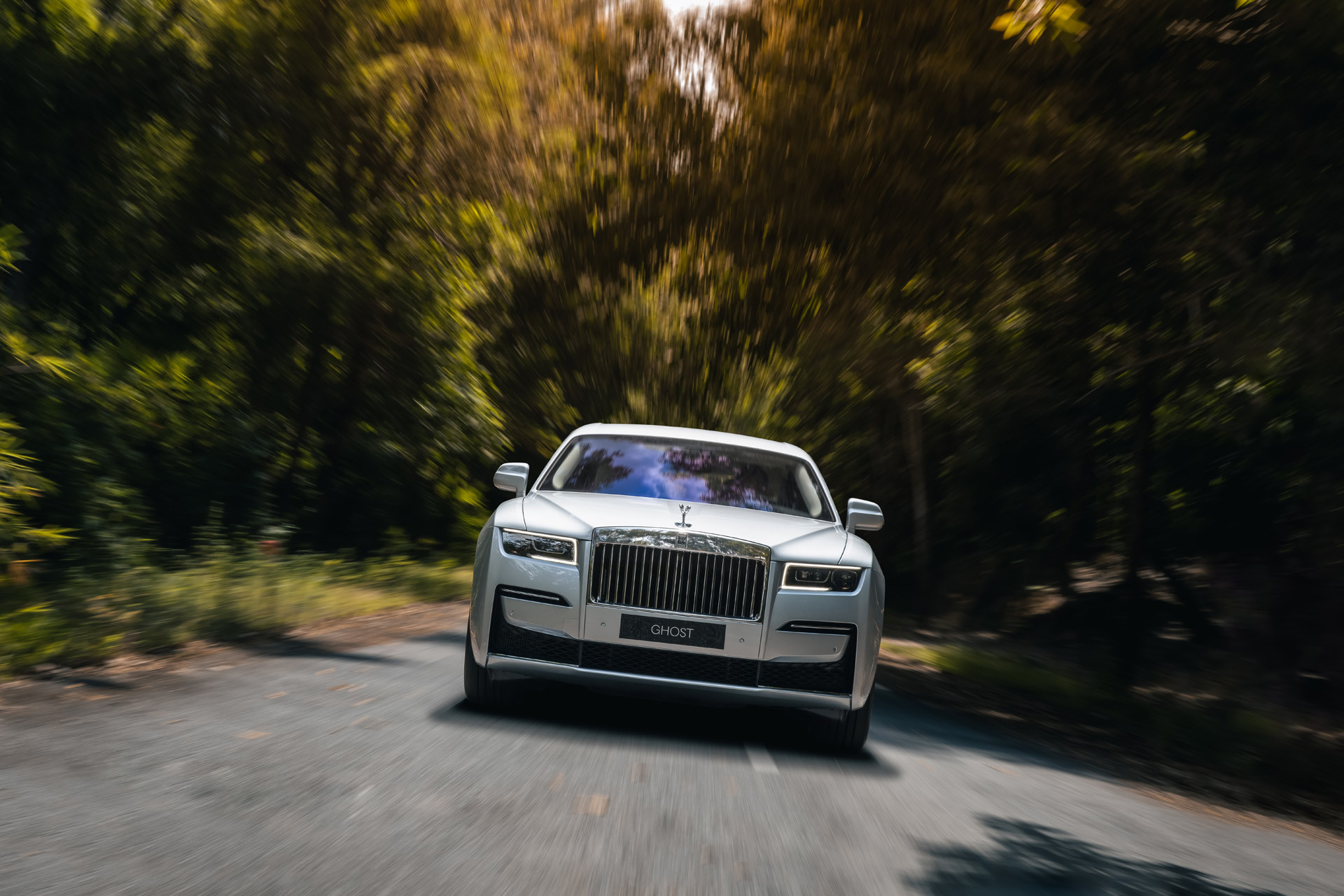 Rolls-Royce Ghost lướt đi trên những cung đường của vùng rừng và biển Vũng Tàu. 