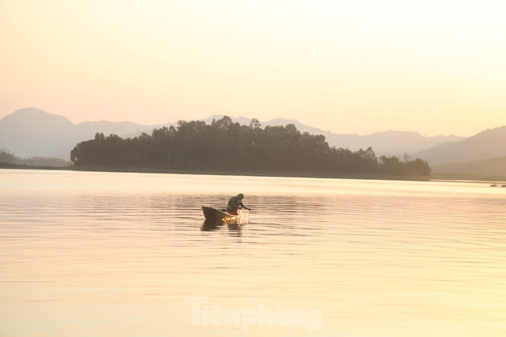 Trắng đêm săn cá trên hồ Cấm Sơn - 2