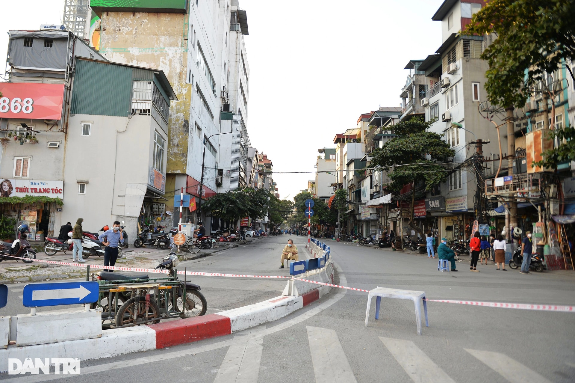 Hà Nội phong tỏa cả đoạn phố Đê La Thành để xét nghiệm Covid-19 - 3 Hà Nội phong tỏa cả đoạn phố Đê La Thành để xét nghiệm Covid-19 - 3