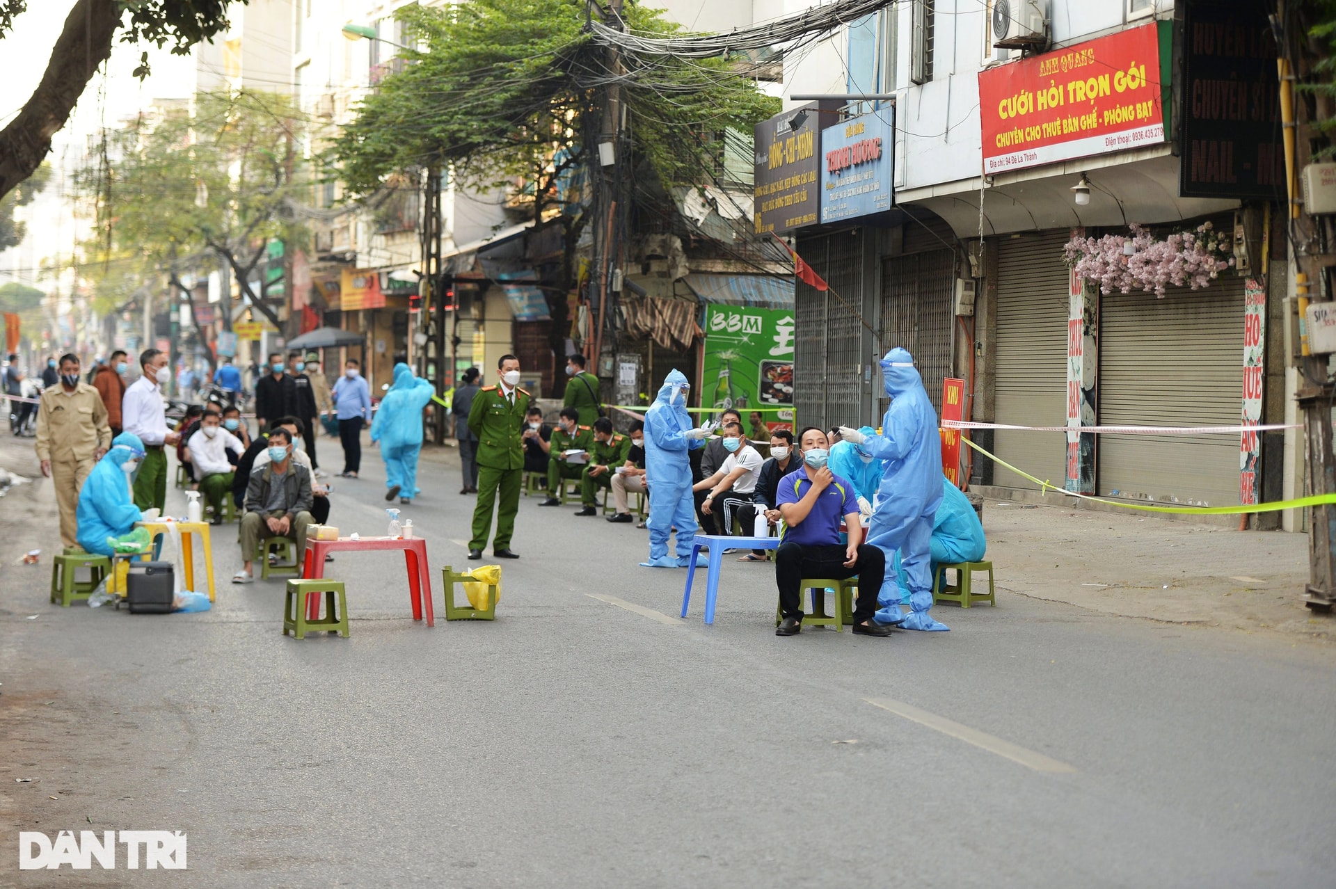 Hà Nội phong tỏa cả đoạn phố Đê La Thành để xét nghiệm Covid-19 - 6 Hà Nội phong tỏa cả đoạn phố Đê La Thành để xét nghiệm Covid-19 - 6
