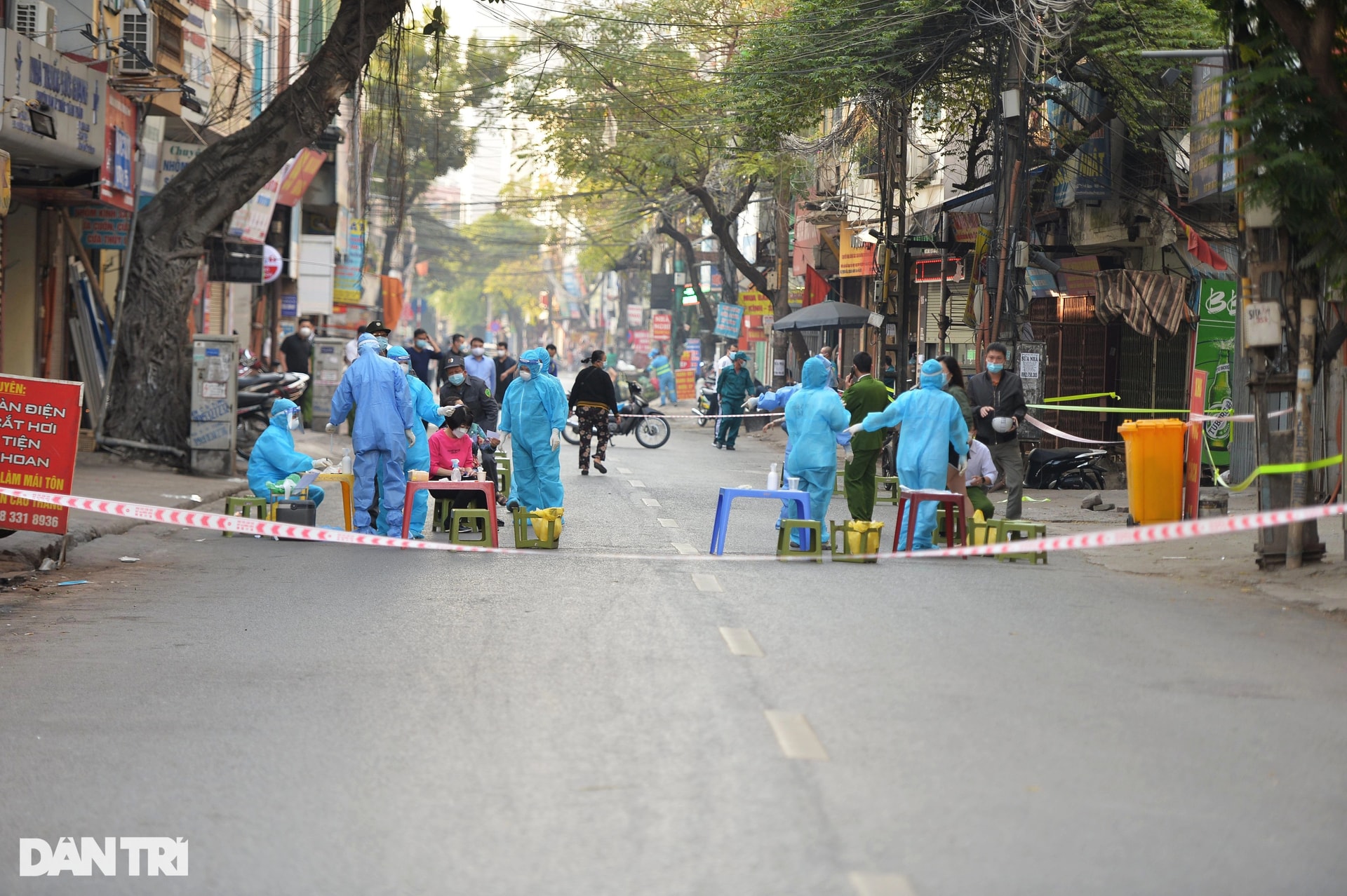 Hà Nội phong tỏa cả đoạn phố Đê La Thành để xét nghiệm Covid-19 - 1