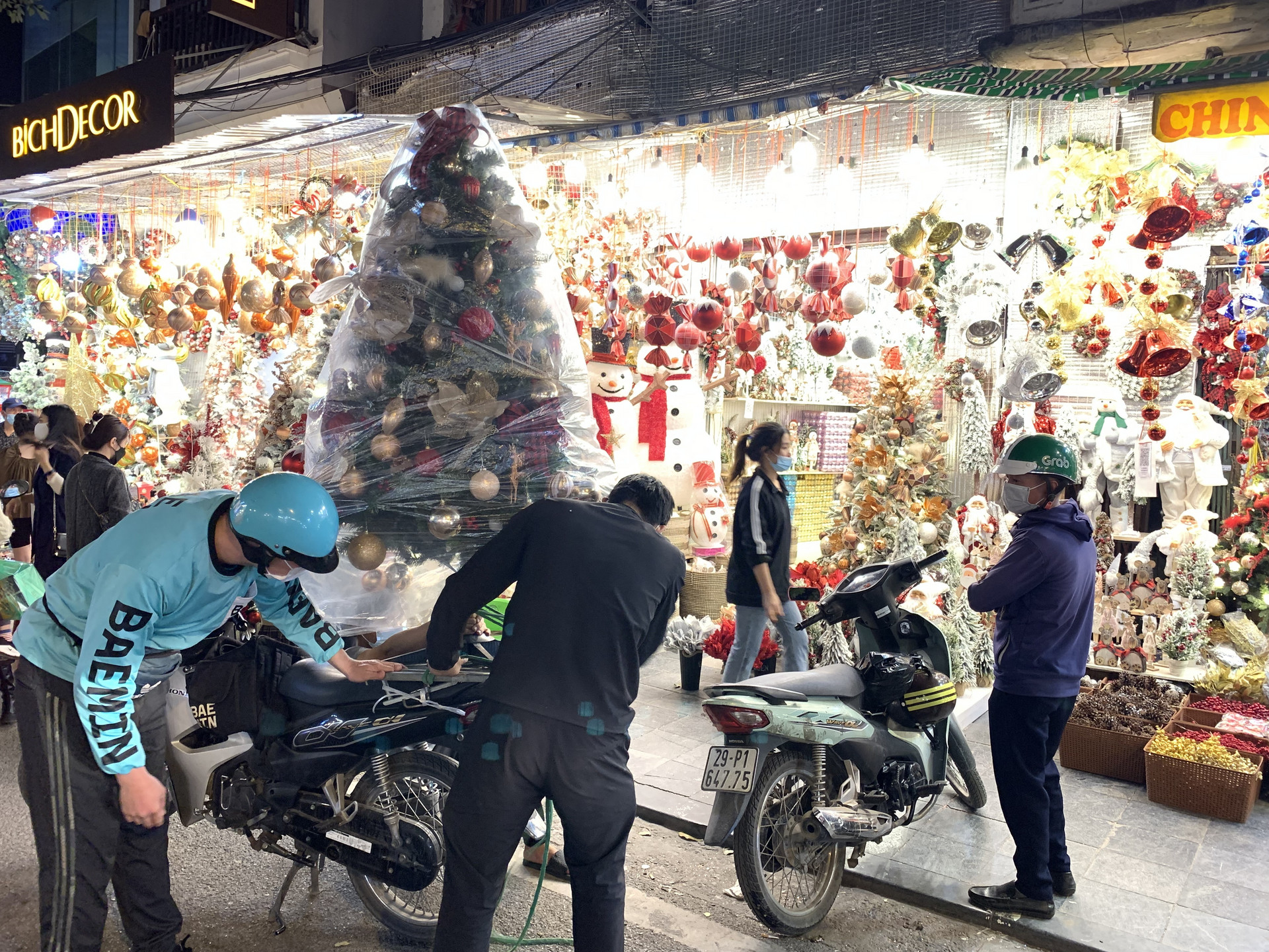 Quà Noel 'mạ vàng' lấp lánh, thiên đường đồ chơi ở Hà Nội rực sắc màu  - 15