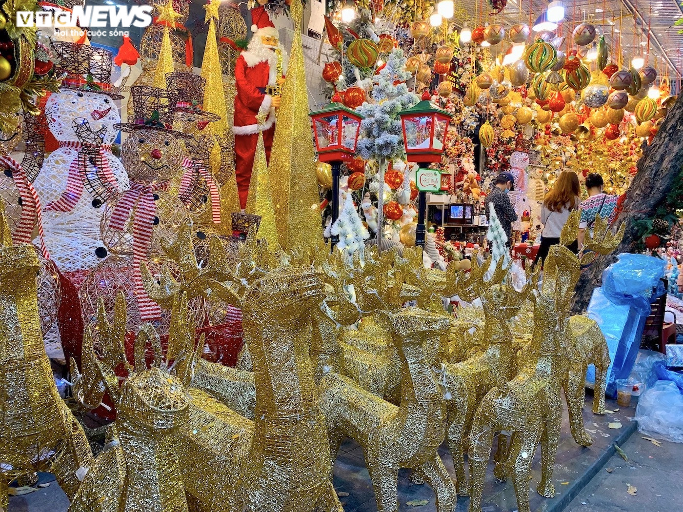 Quà Noel 'mạ vàng' lấp lánh, thiên đường đồ chơi ở Hà Nội rực sắc màu  - 4