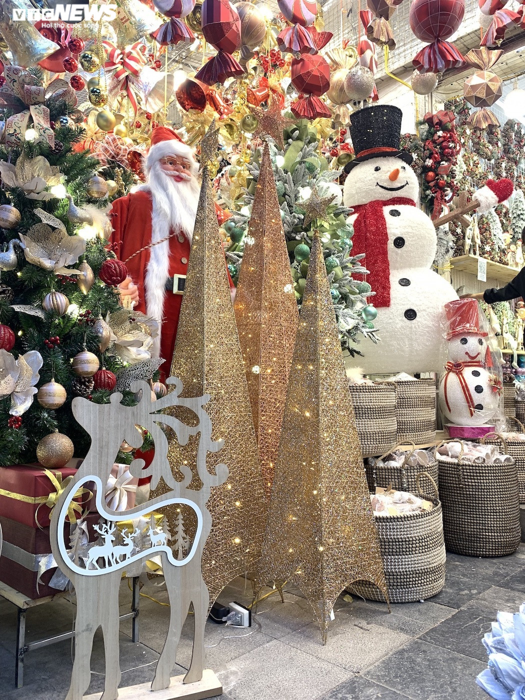 Quà Noel 'mạ vàng' lấp lánh, thiên đường đồ chơi ở Hà Nội rực sắc màu  - 9