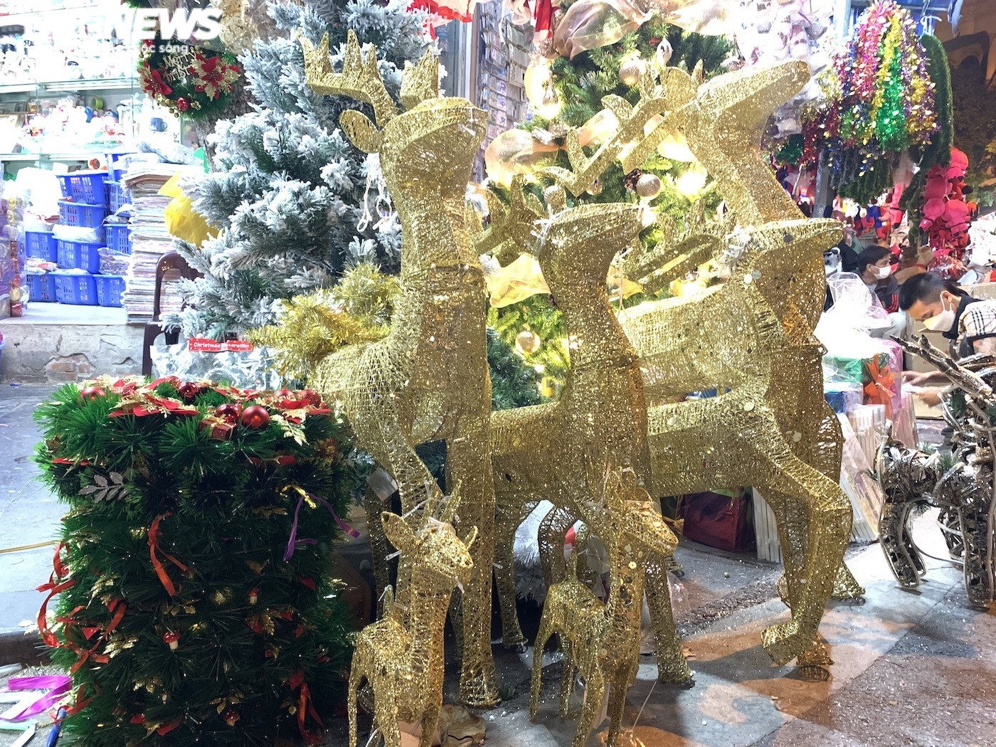 Quà Noel 'mạ vàng' lấp lánh, thiên đường đồ chơi ở Hà Nội rực sắc màu  - 7