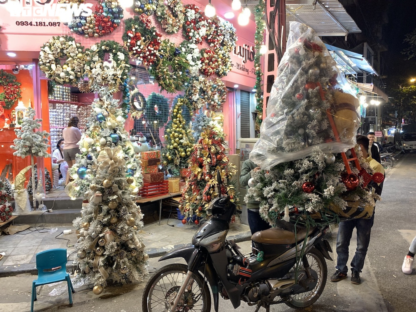 Quà Noel 'mạ vàng' lấp lánh, thiên đường đồ chơi ở Hà Nội rực sắc màu  - 14