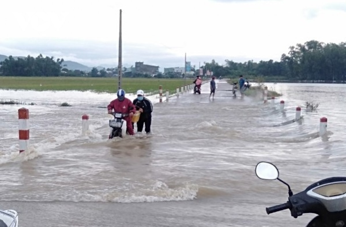 Mưa lớn kéo dài, giao thông nhiều nơi ở Bình Định tê liệt hoàn toàn - 1