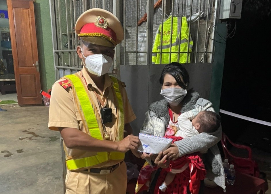 CSGT Đắk Nông giúp mẹ con bé sơ sinh kiệt sức trong đêm mưa - 1