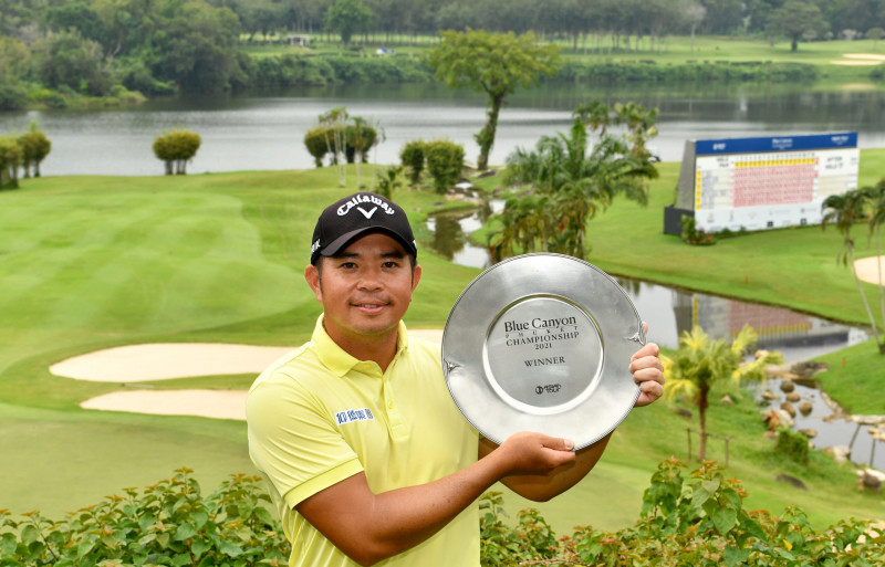 Chan nâng cúp Blue Canyon Phuket Championship hôm 28/11